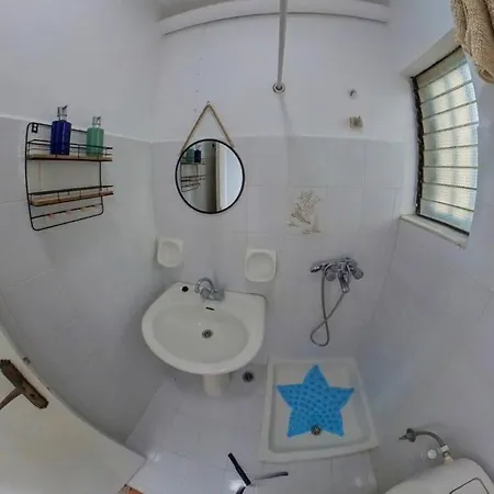 Blue House - Sleeps 4 & Balcony Haraki