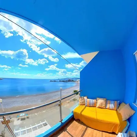 Blue House - Sleeps 4 & Balcony *